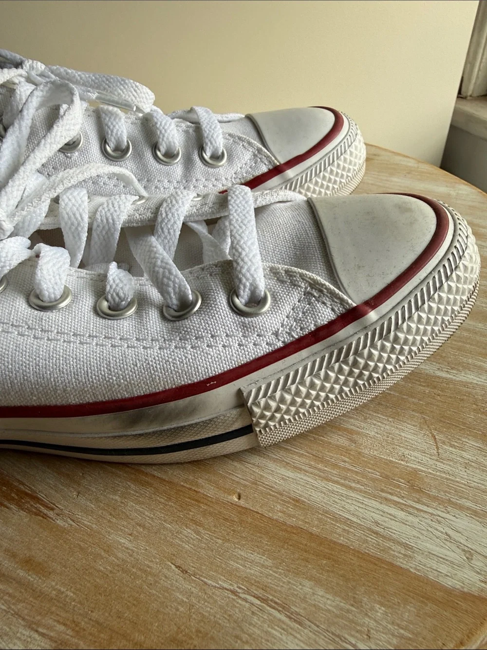 White Low-Top Canvas Sneakers with Red Trim - Classic Women's Lace-Up